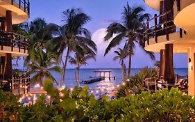 El Taj Oceanfront And Beachside Condo Hotel